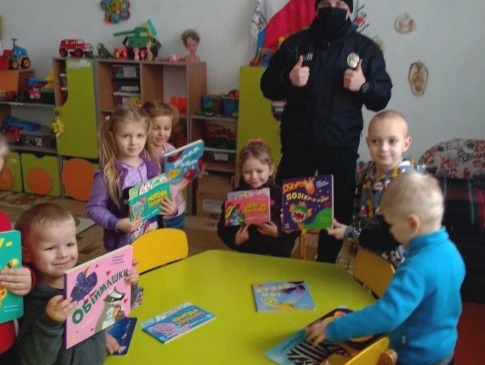 На Рівненщині поліцейський за «ковідну» тисячу купив книжки в дитсадок