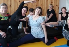 Хворі коліна та спину сільські пенсіонерки лікують гімнастикою