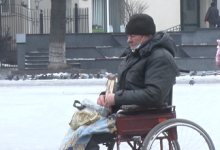 Приніс інвалідний візок в сів у нього: у Луцьку чоловік прикинувся неходячим