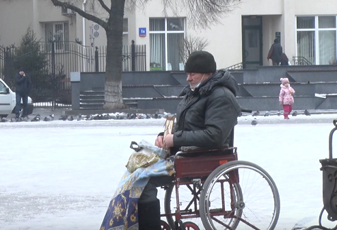 Приніс інвалідний візок в сів у нього: у Луцьку чоловік прикинувся неходячим