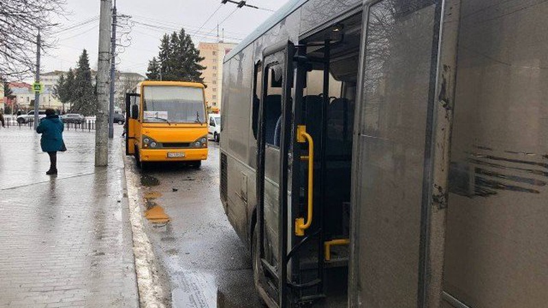 У Луцьку - ДТП: дві маршрутки не поділили місце на зупинці