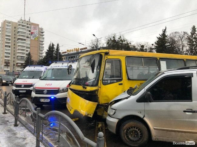 Пасажиру стало зле: у центрі Луцька - ДТП за участю маршрутки