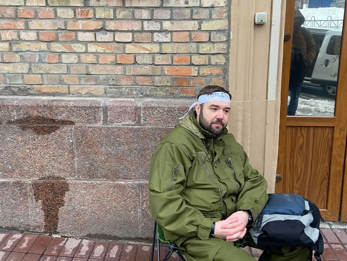 Ветеран російсько-української війни оголосив безстрокове голодування перед профільним мінстерством