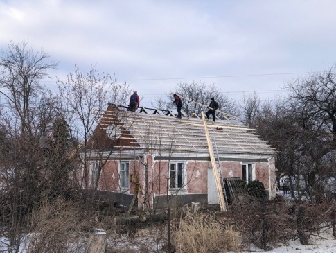 На Волині багатодітній родині допомогли відновити будинок після пожежі