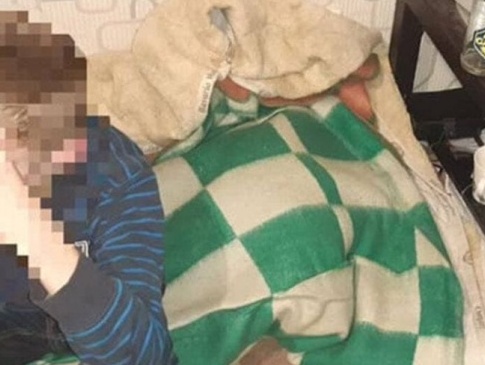 Спав на підлозі і недоїдав: у Харкові мати знущалася із 12-річного сина