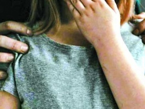 На Рівненщині чоловік ґвалтував 10-річну доньку співмешканки і знімав на телефон