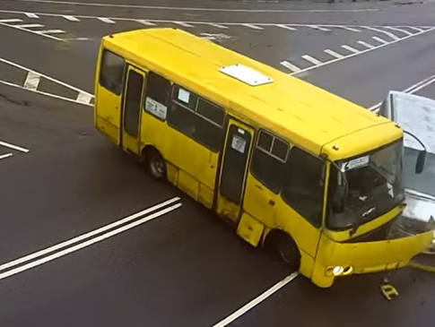 У Луцьку бус протаранив маршрутку з пасажирами: є постраждалі