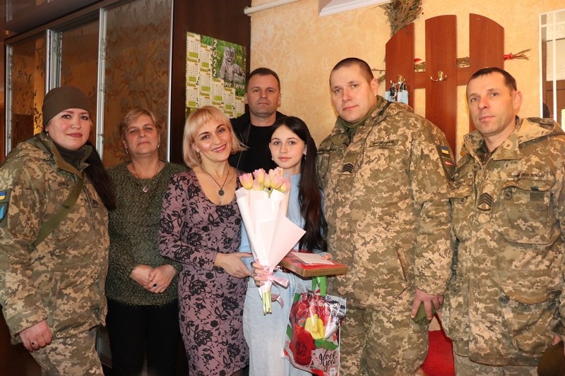 Військові волинської бригади привітали дочку загиблого атовця з днем народження