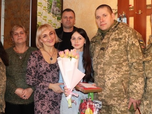 Військові волинської бригади привітали дочку загиблого атовця з днем народження