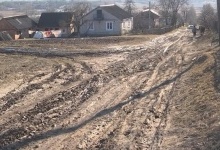 Біля Луцька сільська дорога перетворилася на болото