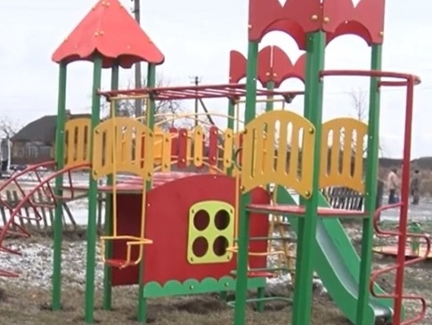 На Волині у двох селах збудували дитячі майданчики