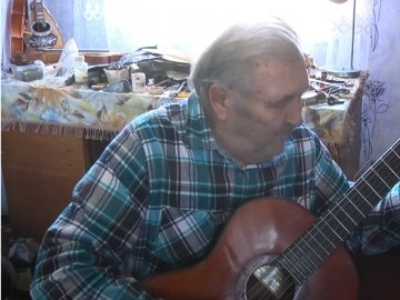 80-річний чоловік з Волині реставрує скрипки