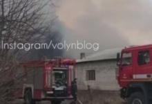 Через пожежу на підприємстві біля Луцька людей просять обмежити перебування на вулиці