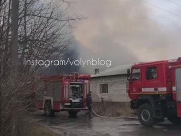 Через пожежу на підприємстві біля Луцька людей просять обмежити перебування на вулиці