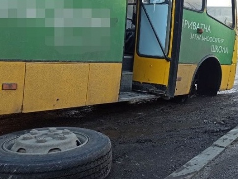 ДТП в Луцьку: у заповненій пасажирами маршрутці відлетіло колесо