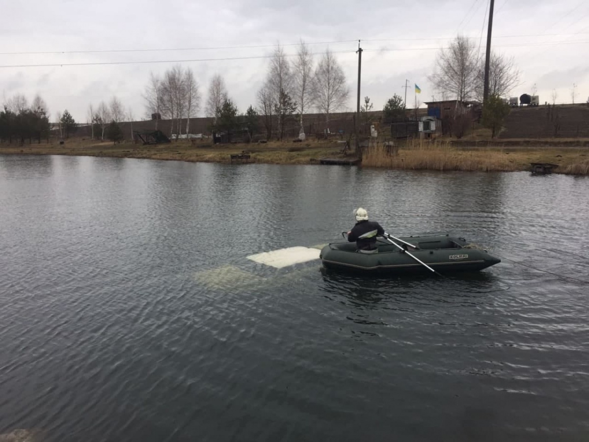 На Волині авто з водієм потонуло в озері