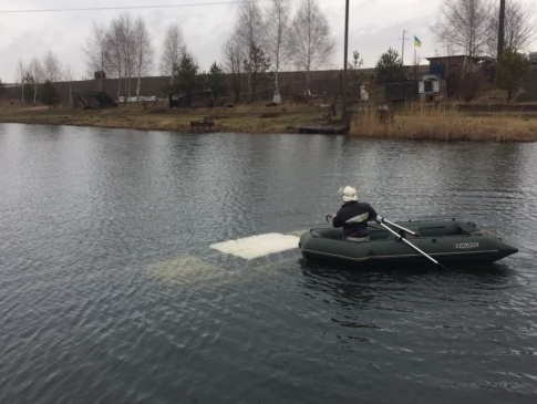На Волині авто з водієм потонуло в озері