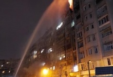 Київ обстрілюють ракетами, від влучання палає висотка