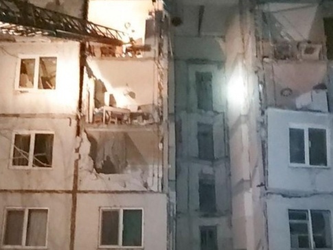 У Харкові снаряд влучив у 9-поверхівку: загинула жінка