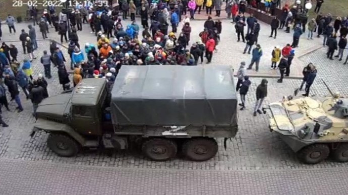 В окупованому Бердянську люди співають гімн України перед ворожими танками