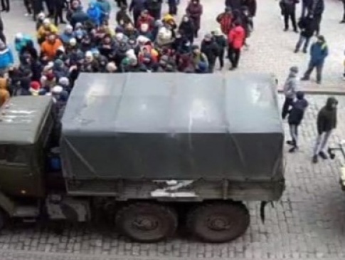 В окупованому Бердянську люди співають гімн України перед ворожими танками