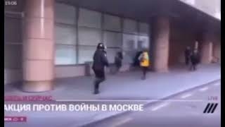У Москві один поліцейський розігнав цілу антивоєнну акцію (відео)