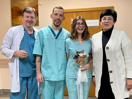 У столичній лікарні медсестра і волонтер одружилися під обстрілами