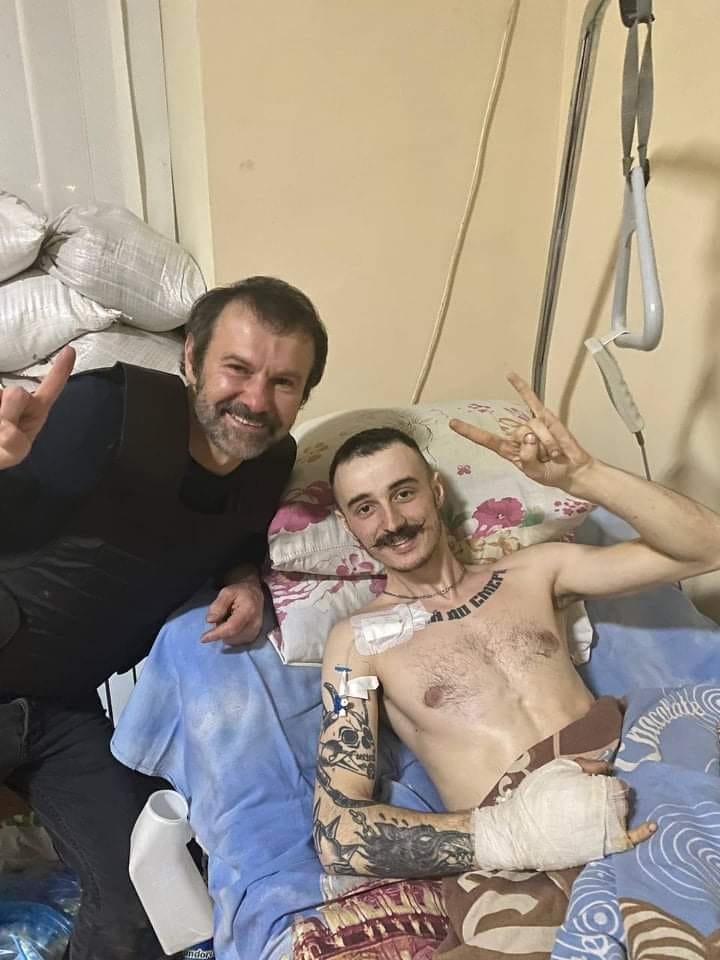 Пораненого волинянина у госпіталі провідав Славко Вакарчук