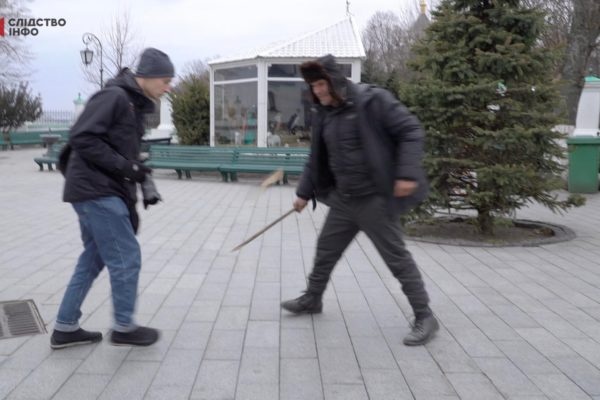 У Києво-Печерській лаврі напали на журналістів через запитання про агресію Росії (відео)