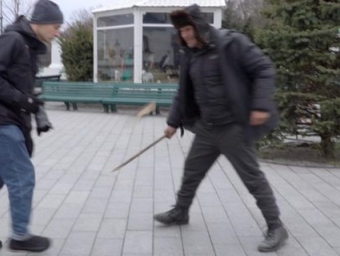 У Києво-Печерській лаврі напали на журналістів через запитання про агресію Росії (відео)