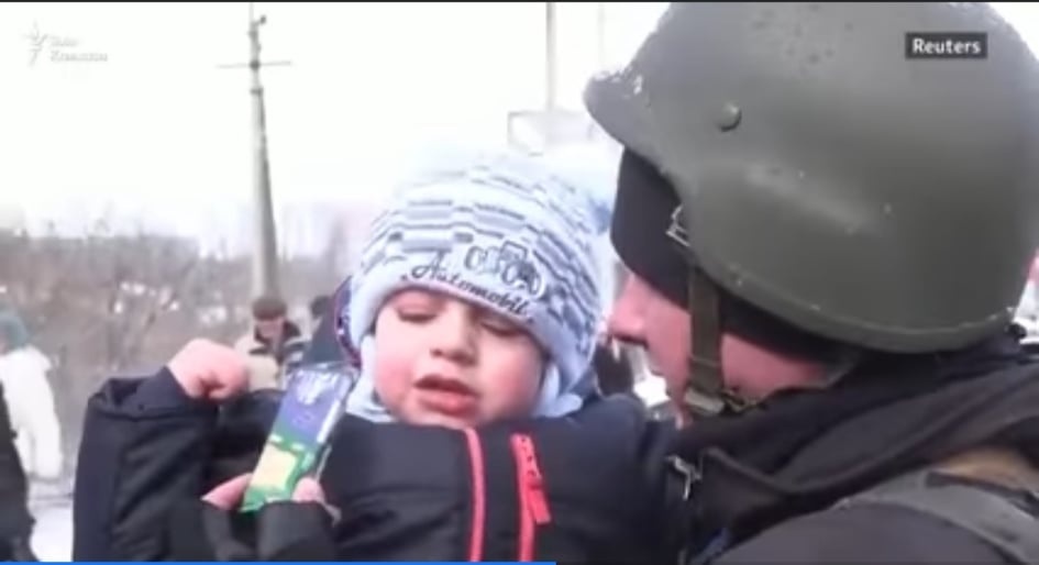 Український поліцейський в Ірпені зворушливо прощався із сином, якого вивозили у безпечне місце