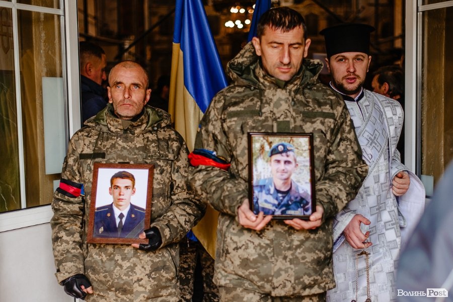 Луцьк попрощався з двома військовими, які загинули під час бомбардування аеродрому