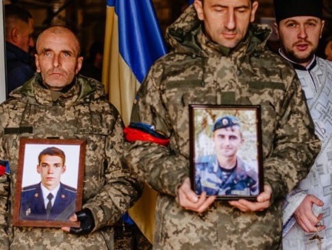Луцьк попрощався з двома військовими, які загинули під час бомбардування аеродрому