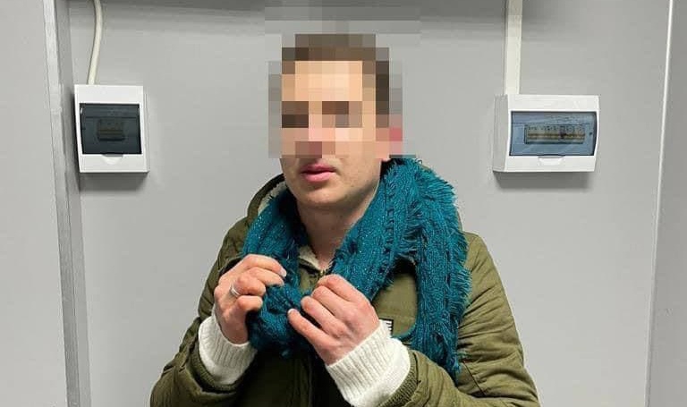 На кордоні затримали українця з макіяжем, перукою та у жіночому одязі