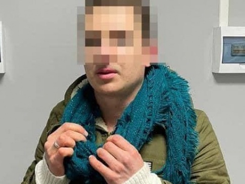 На кордоні затримали українця з макіяжем, перукою та у жіночому одязі