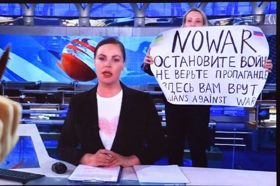 Суд оштрафував Овсянникову, яка вийшла з плакатом проти війни на росТБ