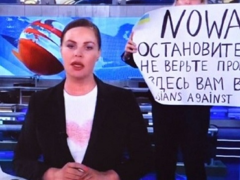 Суд оштрафував Овсянникову, яка вийшла з плакатом проти війни на росТБ