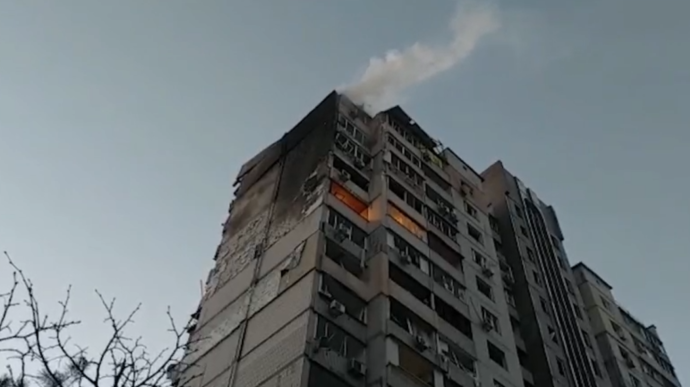 У Києві залишки російської ракети влучили в будинок: є загиблі