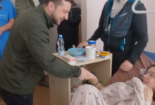 Зеленський відвідав у лікарні родину, яка потрапила під обстріли