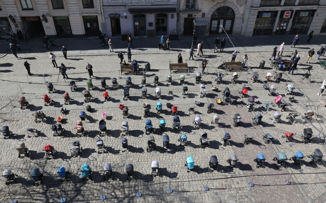 У Львові в пам'ять про загиблих дітей виставили 109 візочків