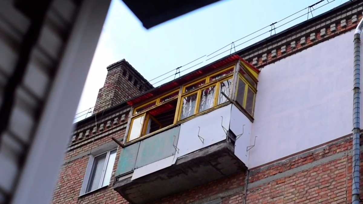 Щодня у Миколаєві чоловік зі свого балкону грає на саксофоні гімн України