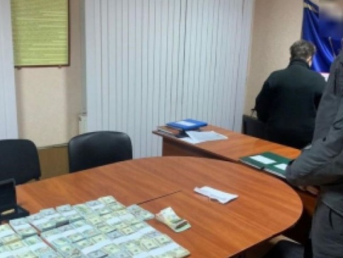Українка намагалася вивезти за кордон понад 400 тисяч доларів