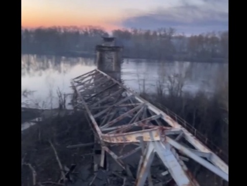 У Чернігові рашисти розбомбили міст, який вів до Києва