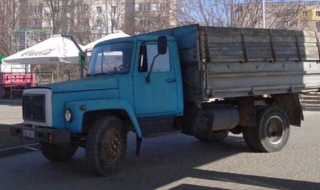 На Рівненщині жінка подарувала вантажівку ЗСУ