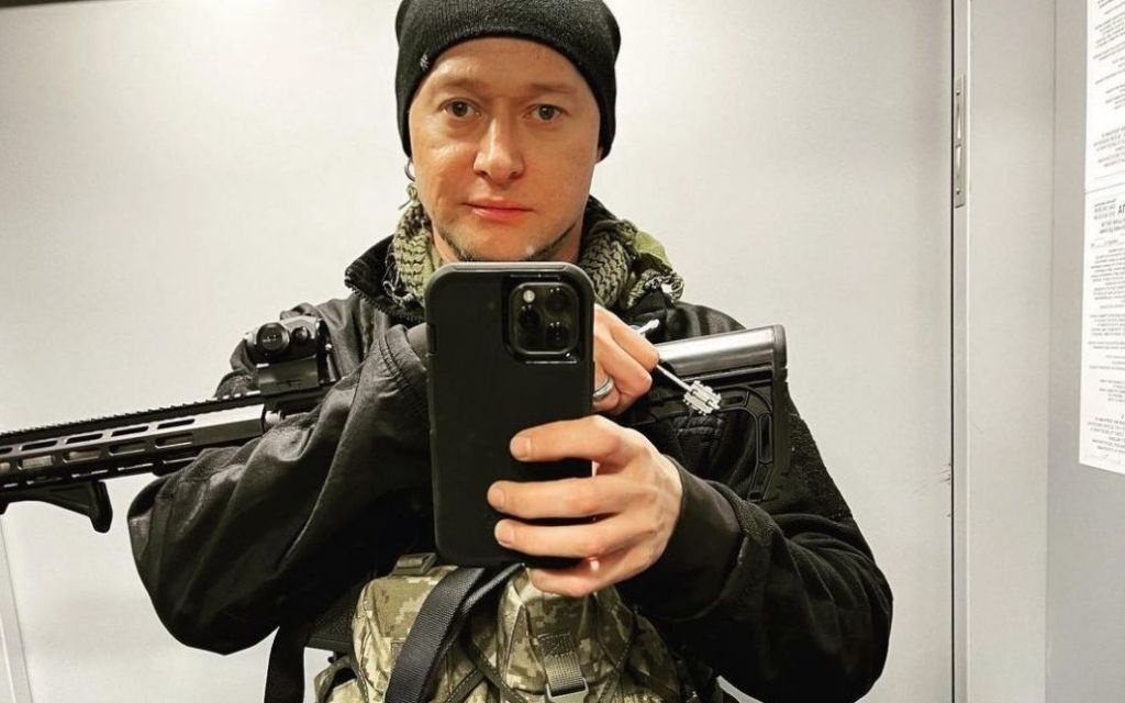 Відомий український співак отримав поранення в обличчя під час оборони Києва
