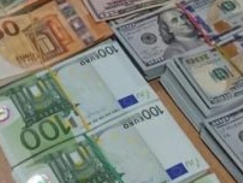 Українка хотіла вивезти за кордон валюту на кілька мільйонів гривень