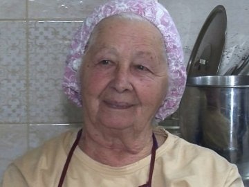 81-річна переселенка з Києва взялася за волонтерство у Луцьку