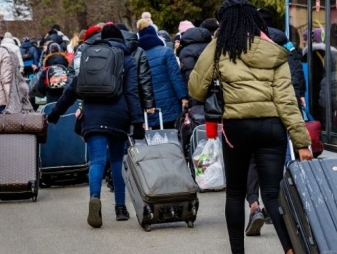 Українські біженці починають масово повертатися додому