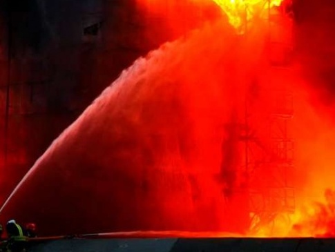 Досі гасять пожежу на нафтобазі у Луцьку