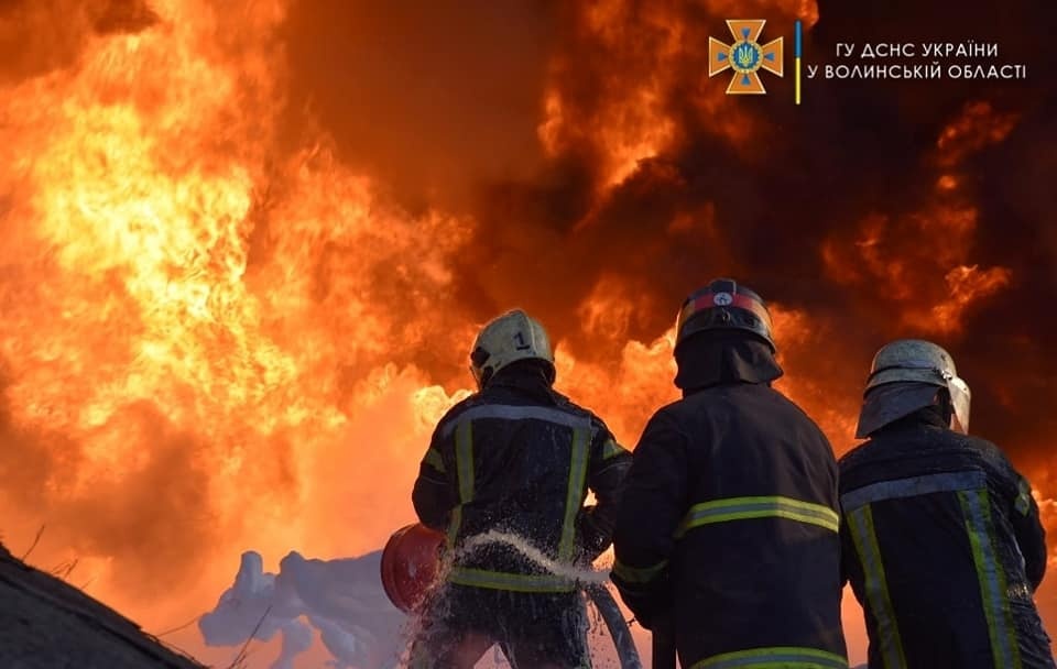 У Луцьку рятувальники більше 20-ти годин гасять моторошну пожежу на нафтобазі
